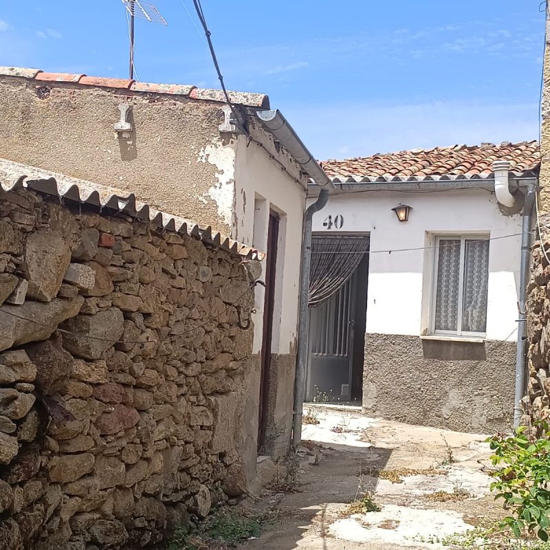 Venta de casa con patio para reformar en La Aldehuela (Ávila)