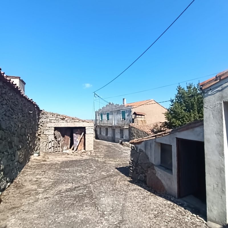 Se vende casa de pueblo con patio en El Mirón