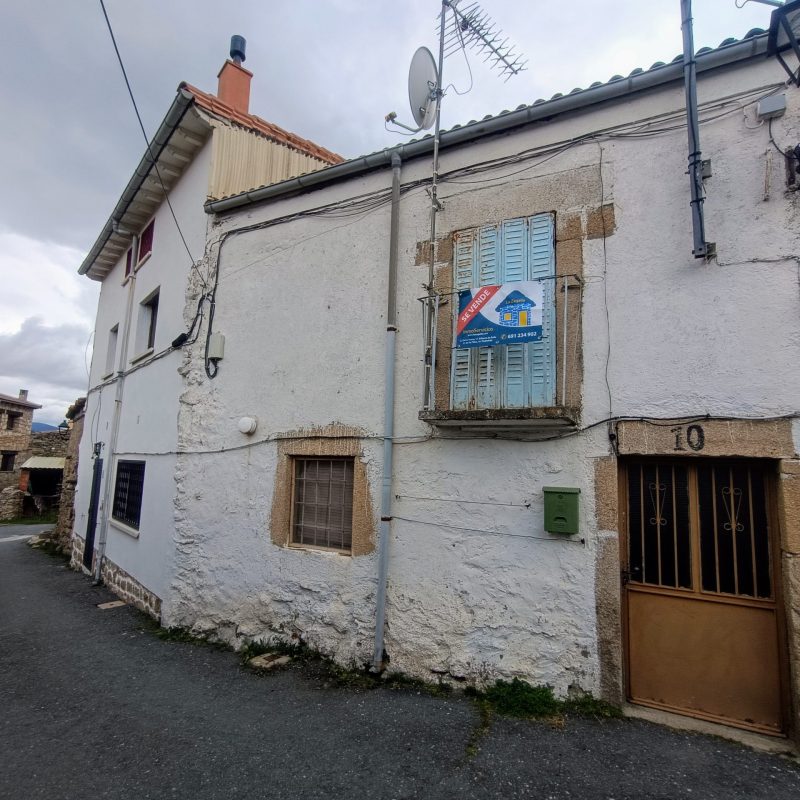 Venta de casa de pueblo en La Angostura (Ávila)