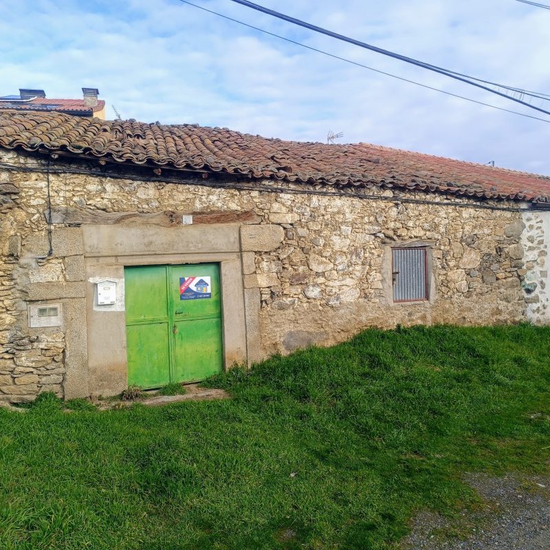 Venta de casa de pueblo con almacén en Gallegos de Solmirón (Salamanca)