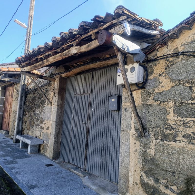 Venta de casa de pueblo con patio en Malpartida de Corneja (Ávila)