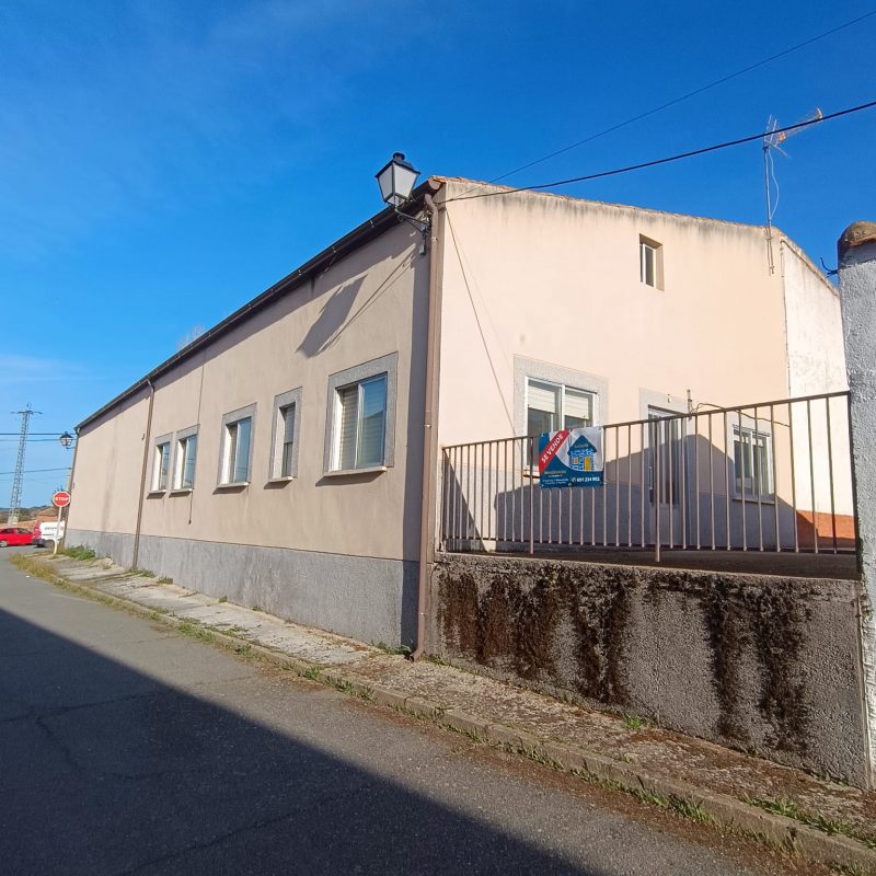 Venta de casa de pueblo de planta baja con garaje en Santa María del Berrocal (Ávila)