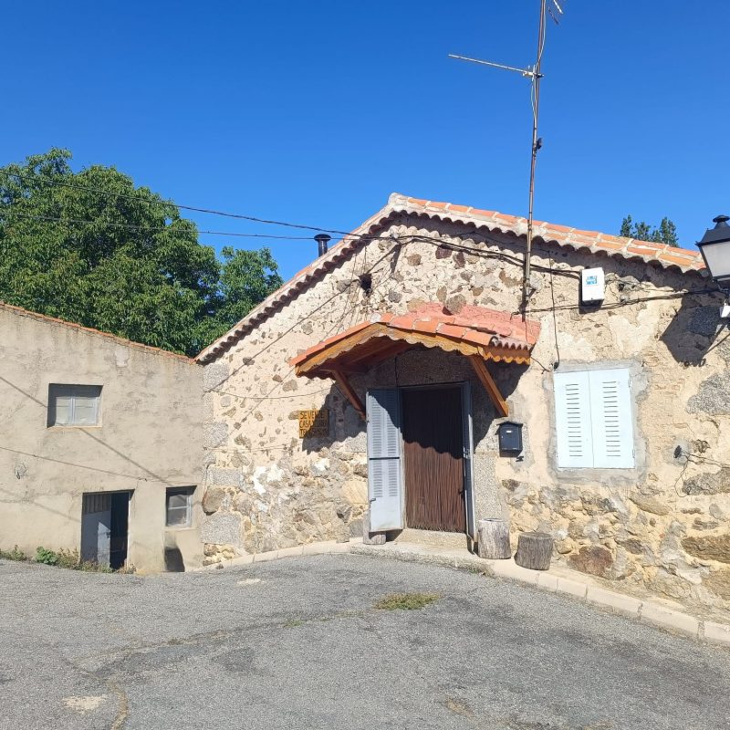 Venta de casa rústica con leñera en Navaescurial (Ávila)