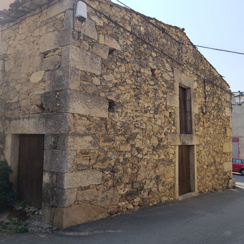 Se vende almacén de piedra en Navalonguilla (Ávila)