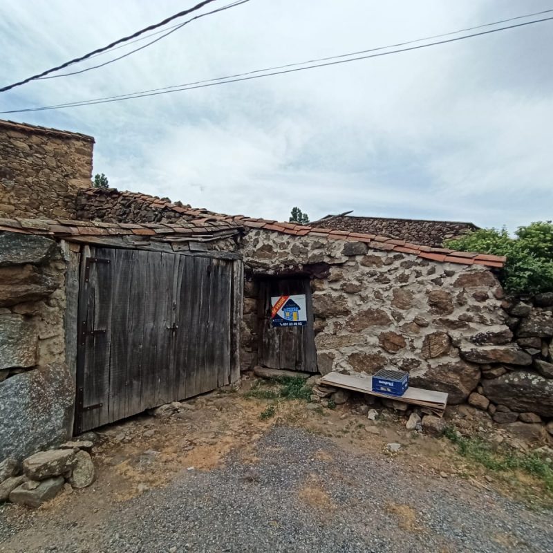Venta de dos almacenes en EL Zarzal (Santiago del Collado -Ávila)