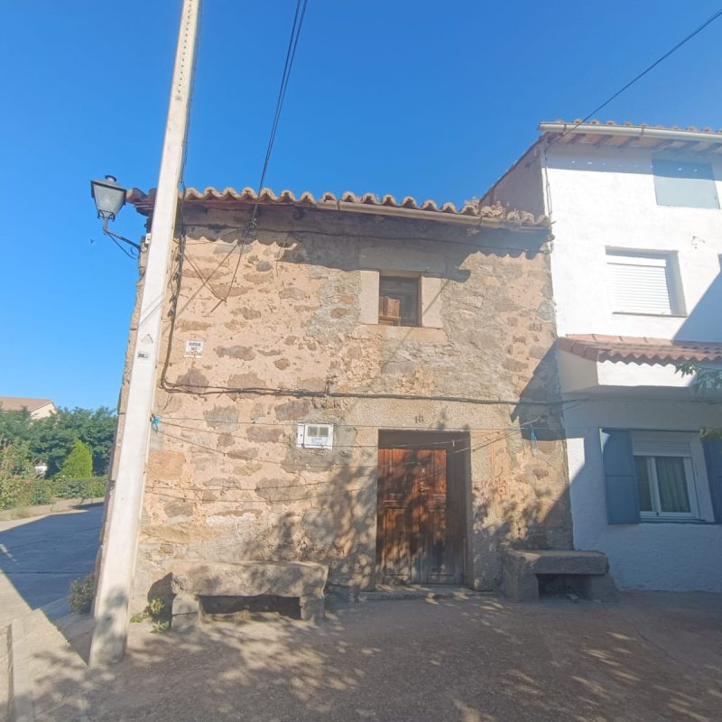 Se vende casillo con fachada de piedra en La Horcajada (Ávila)