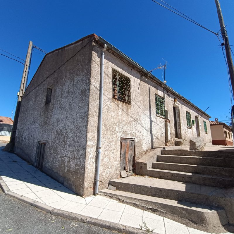 Venta de casa de pueblo en Casas del Puerto (Ávila)