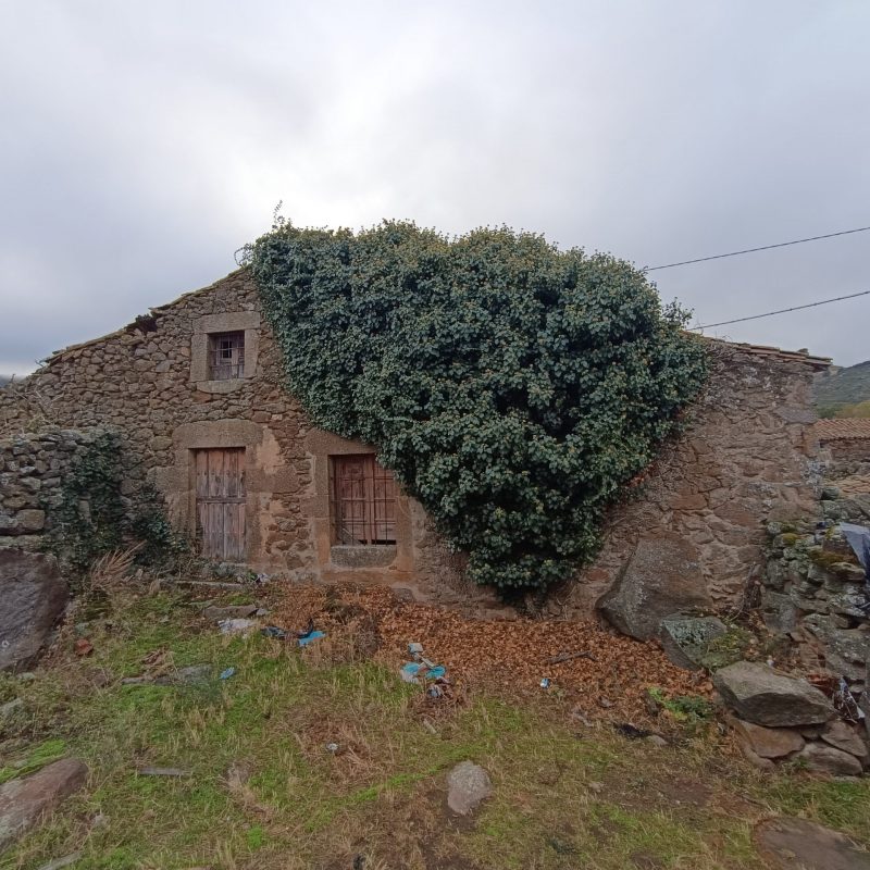 Se vende antigua casa para rehabilitar en Navalmahillo-Santiago del Collado (Ávila)