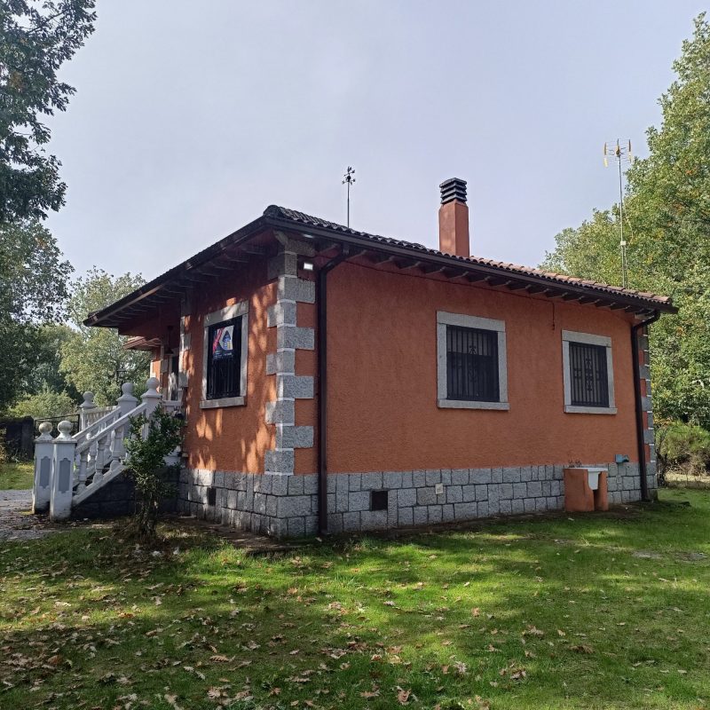 Venta de vivienda unifamiliar con jardín y garaje en La Retuerta (Ávila)