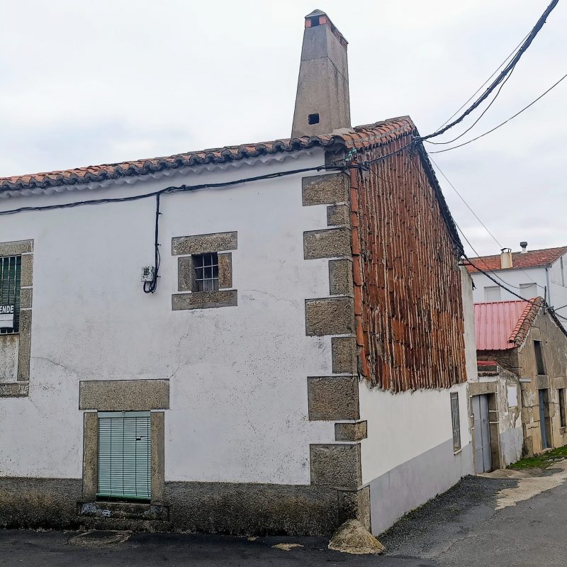 Se vende casa de pueblo con patio en La Carrera (Ávila)