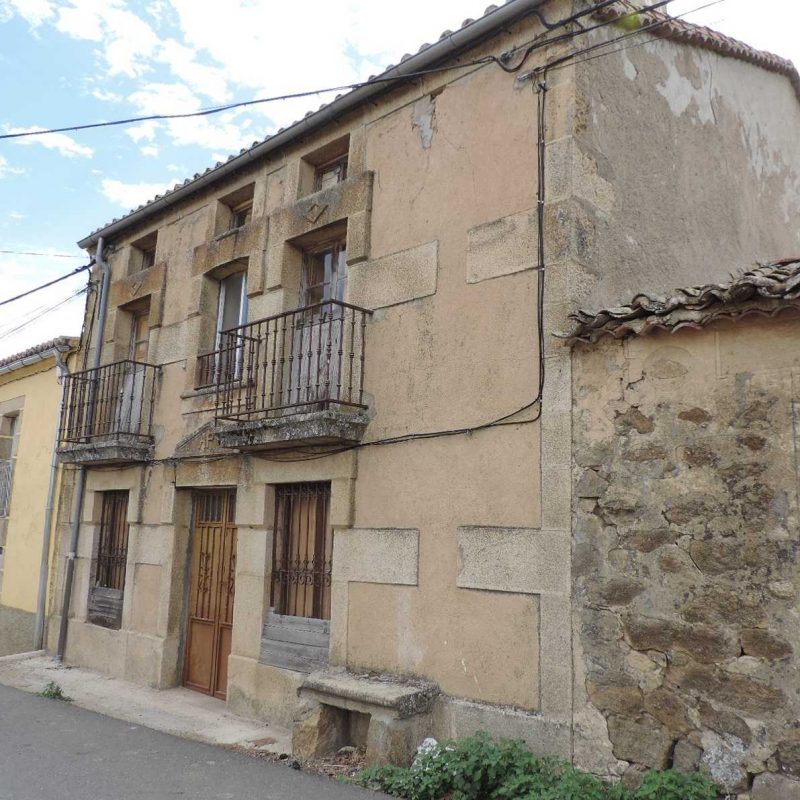 Se vende casa de pueblo con fachada de piedra en Santiago del Collado (Ávila)