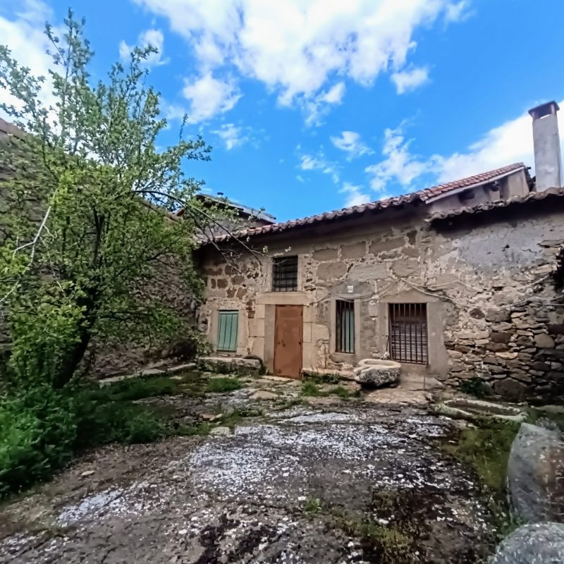 Se vende casa de pueblo con patio en El Hoyo - La Horcajada (Ávila)