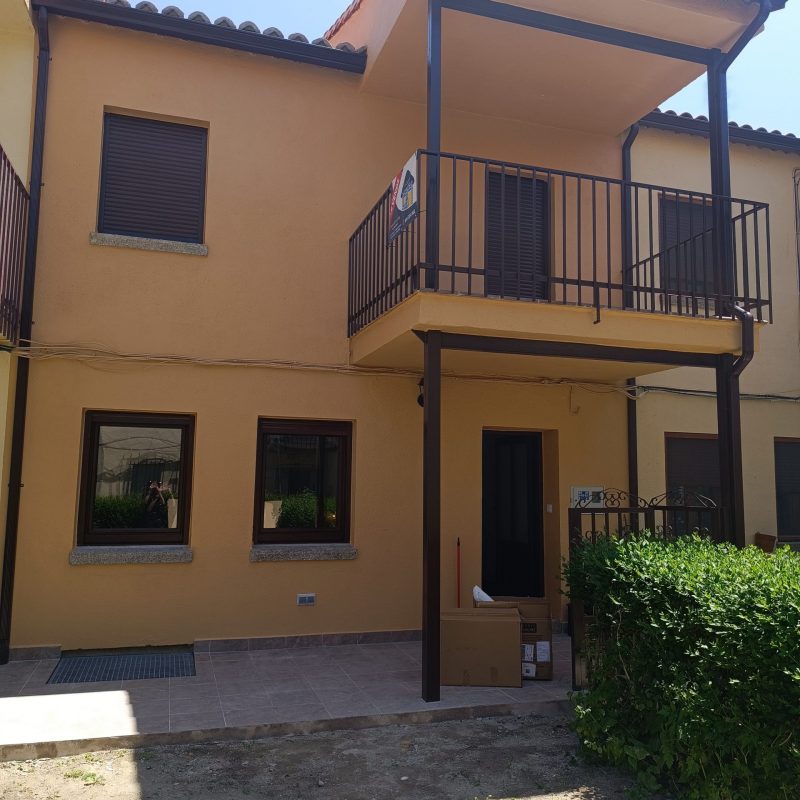 Venta de chalet adosado reformado en Navacepeda de Tormes (Ávila)