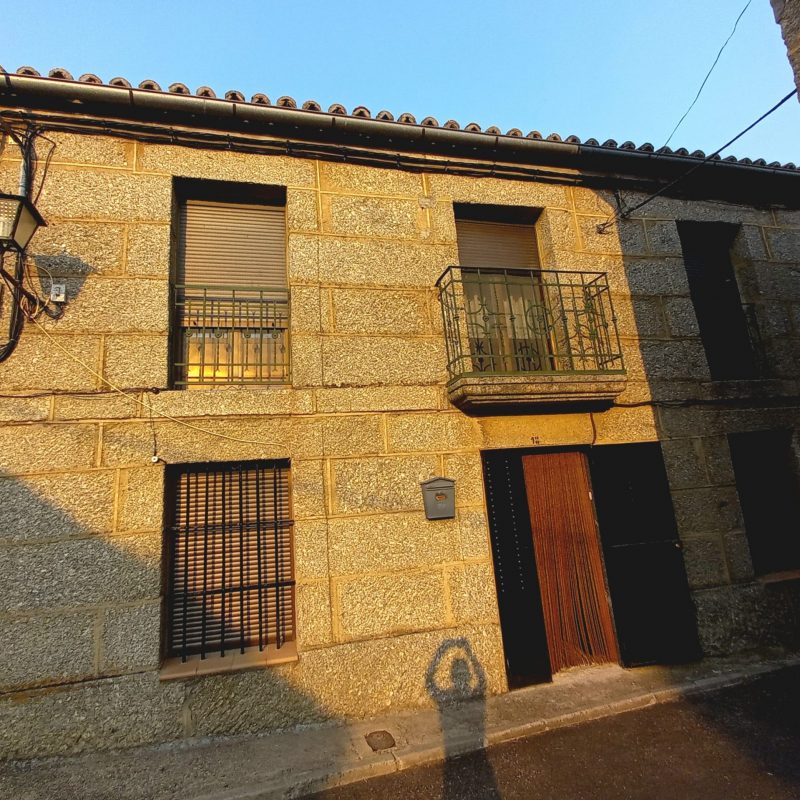 Casa de pueblo con patio y trastero en San Miguel de Corneja