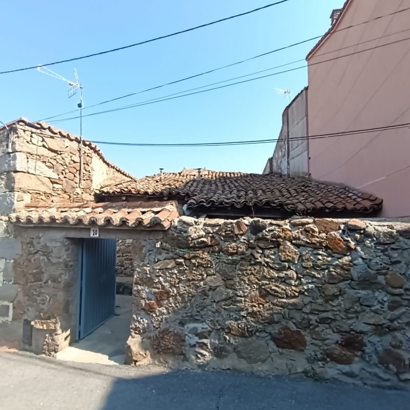 Casa de pueblo con patio en Aldeanueva de Santa Cruz (Ávila)