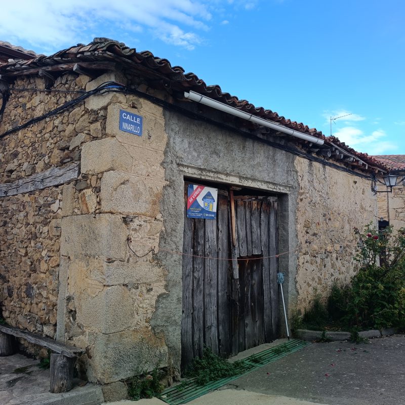 Se vende almacén de piedra en Navatejares (Ávila)
