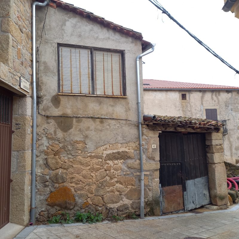 🏡 Se vende vivienda con amplio terreno urbano en Navacepeda de Tormes (Ávila)