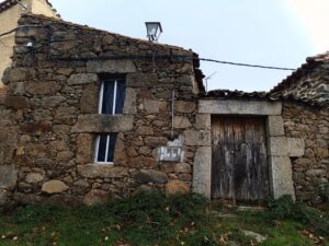 Casa independiente con corral y garaje en Las Navas – La Aldehuela (Ávila)