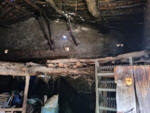 Se trata de un almacén construido en piedra, con una superficie total de 100 metros cuadrados distribuidos en una sola planta. Dispone de dos accesos, uno peatonal y otro para vehículos, y cuenta con luces a dos caras, lo que le proporciona buena iluminación natural. El edificio conserva su estructura tradicional, con paredes interiores y fachada de piedra, techo de madera y suelo de tierra. Necesita una reforma integral para recuperar su uso y funcionalidad, ofreciendo múltiples posibilidades para adaptarlo a distintos proyectos o usos. Navatejares está definido por su ubicación en el corazón del Valle del Tormes y la Sierra de Gredos Norte. Su cercanía al Parque Regional de la Sierra de Gredos lo convierte en un punto de gran interés ecológico, ideal para el senderismo, la observación de aves (ornitología) y el contacto directo con la naturaleza de alta montaña. La economía de Navatejares, como la de muchos pueblos de la comarca del Alto Tormes, se sustenta principalmente en el sector primario y, cada vez más, en el turismo rural. Se encuentra cerca de la carretera N-110 (que une Soria con Plasencia), una vía importante que facilita la conexión con Ávila capital (83 km) y otras provincias. La conexión directa con Navatejares se realiza mediante una carretera local, a menudo la AV-P-537, que lo enlaza con El Barco de Ávila y otras localidades cercanas.