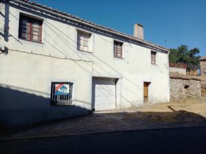 Casa con garaje y leñera para rehabilitar en Piedrahíta
