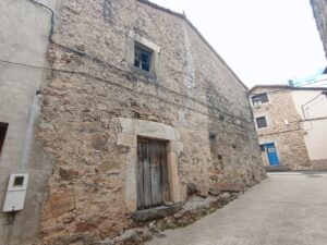 Vivienda con almacén de piedra en Navatejares (Ávila)
