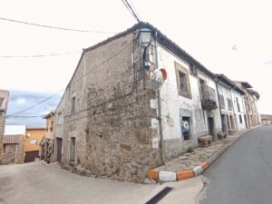 Vivienda con almacén de piedra en Navatejares (Ávila)