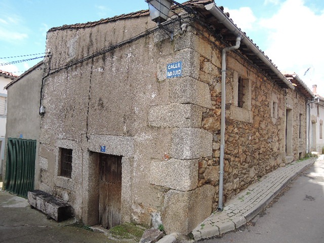 Venta de vivienda de piedra en Navalonguilla (Ávila)
