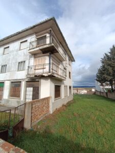Edificio con terreno en el casco y término de Piedrahita (Ávila)