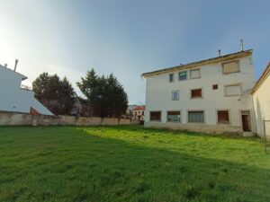 Edificio con terreno en el casco y término de Piedrahita (Ávila)