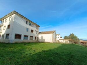 Edificio con terreno en el casco y término de Piedrahita (Ávila)