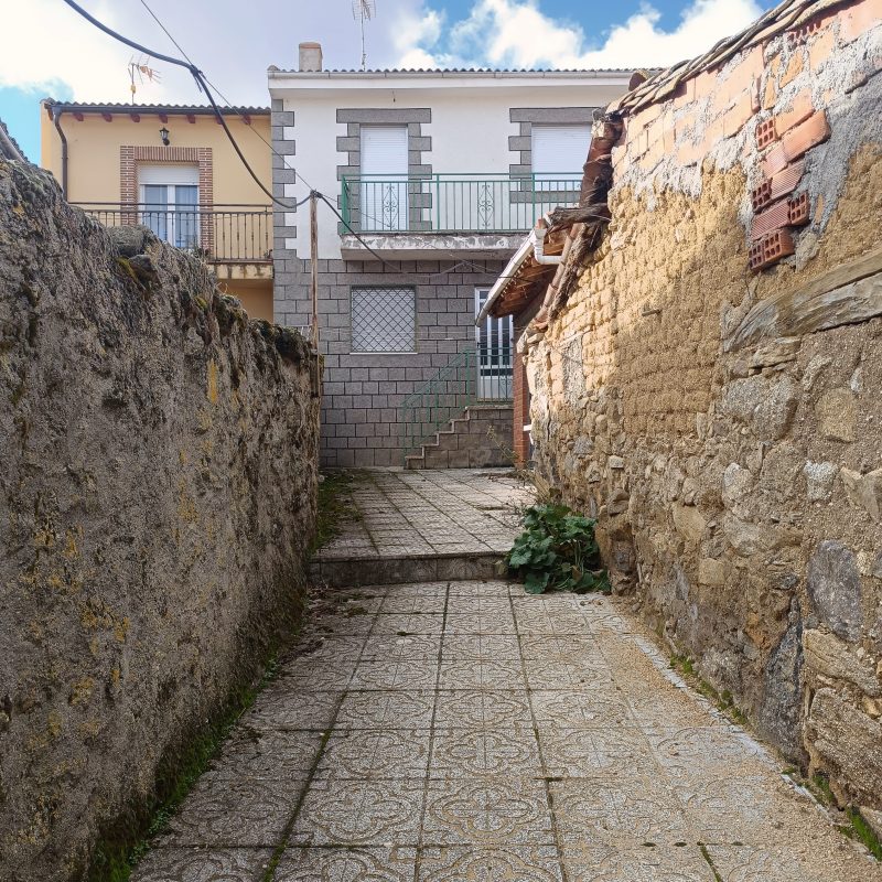 Venta de casa familiar con patio en Amavida (Ávila)