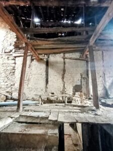Vivienda con almacén de piedra en Navatejares (Ávila)