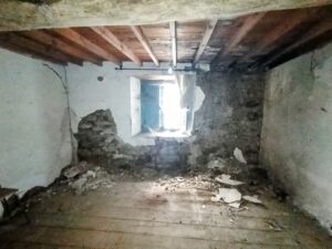 Vivienda con almacén de piedra en Navatejares (Ávila)