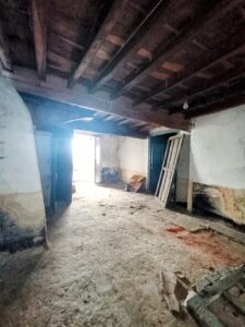 Vivienda con almacén de piedra en Navatejares (Ávila)