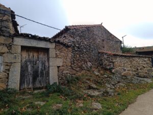 Casa independiente con corral y garaje en Las Navas – La Aldehuela (Ávila)