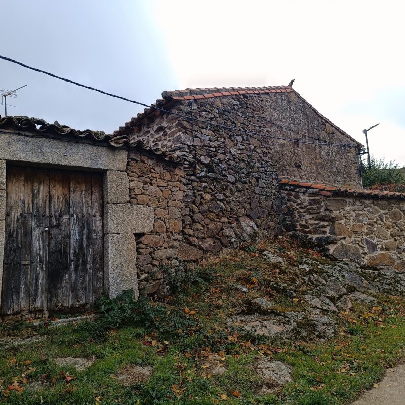 Se vende casa con corral y garaje en Las Navas – La Aldehuela (Ávila)