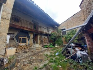 Vivienda con amplio terreno urbano en Navacepeda de Tormes