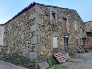 Almacenes a reformar en La Serrania