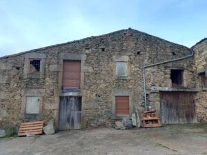 Almacenes a reformar en La Serrania