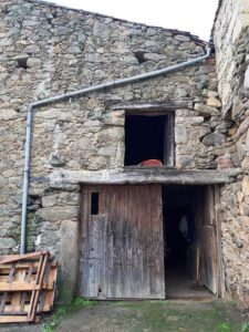 Almacenes a reformar en La Serrania