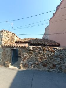 Casa de pueblo con patio en Aldeanueva de Santa Cruz (Ávila)