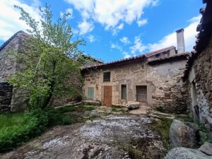 casa de pueblo con patio en El Hoyo – La Horcajada (Ávila)