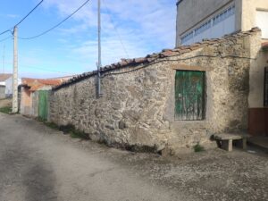 Casa de pueblo con amplio espacio exterior en Gallegos de Solmirón (Salamanca)