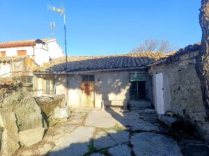 Casa de pueblo con amplio espacio exterior en Gallegos de Solmirón (Salamanca)