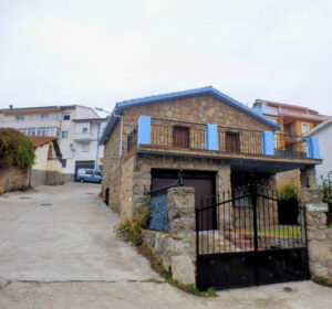vivienda unifamiliar con patio, garaje y espectaculares vistas a la sierra en Tornavacas (Cáceres)
