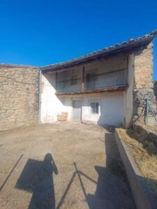 Casa de pueblo con patio en Navalmoro – La Carrera (Ávila)