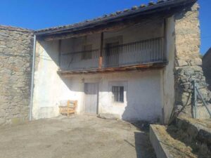 Casa de pueblo con patio en Navalmoro – La Carrera (Ávila)