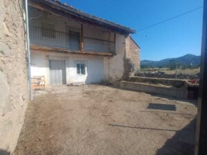 Casa de pueblo con patio en Navalmoro – La Carrera (Ávila)