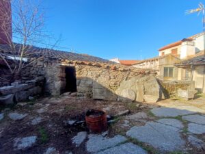 Casa de pueblo con amplio espacio exterior en Gallegos de Solmirón (Salamanca)