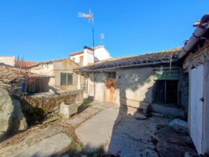 Casa de pueblo con amplio espacio exterior en Gallegos de Solmirón (Salamanca)